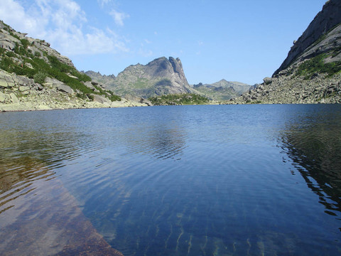 山上的湖
