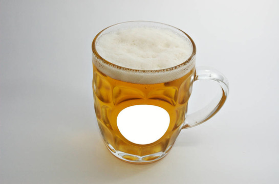 白色有標(biāo)簽的啤酒杯