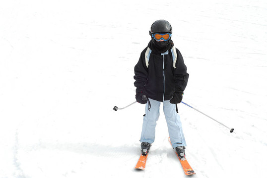 女孩滑雪下山