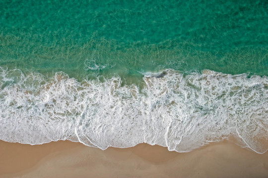 海浪和沙灘