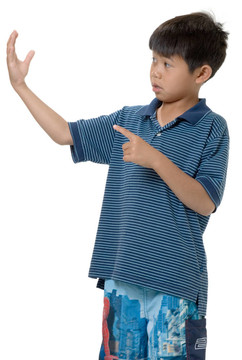 小男孩指著白色的空間