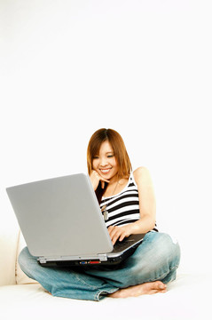亞洲女孩筆記本電腦