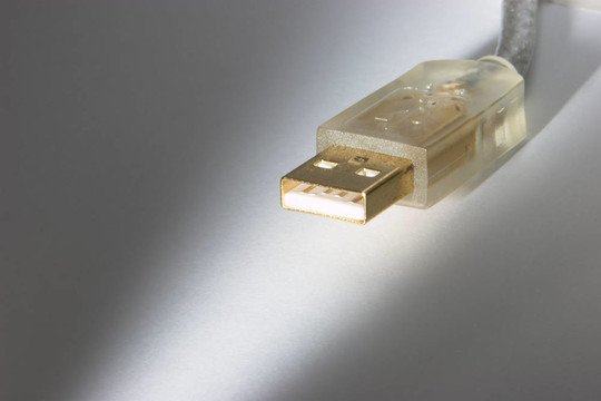 金色的USB電纜