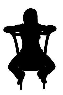 椅子上的女性剪裁剪影