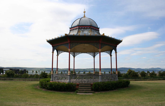 在公園音樂臺(tái)