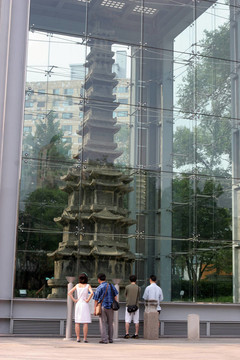 游客看佛教結(jié)構(gòu)-旅游和旅游