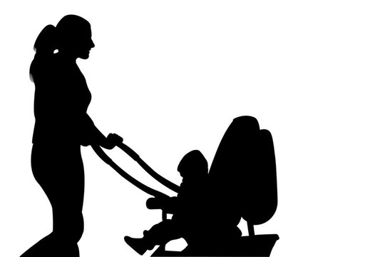 婦女剪影與嬰兒車散步