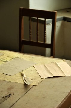 羽毛和紙