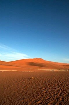 藍(lán)色天空和紅色的圣