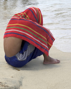 男人在海灘上