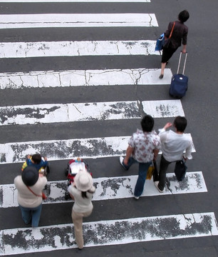 過馬路的人