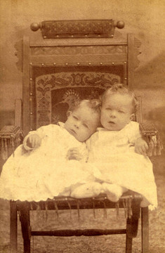 兩個孩子的古董照片；大約1890