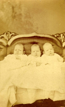 三個孩子的老照片；三胞胎；大約1890