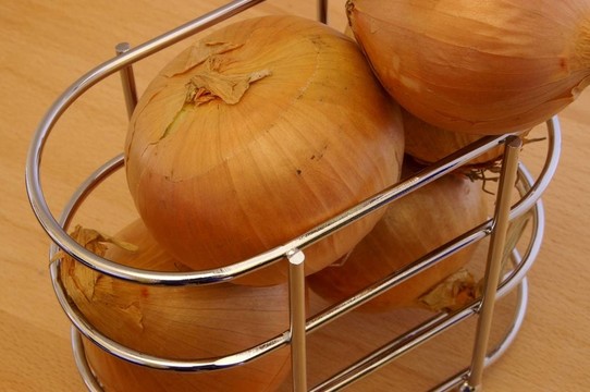 洋蔥在籃子里