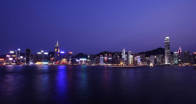 香港的天際線在夜間