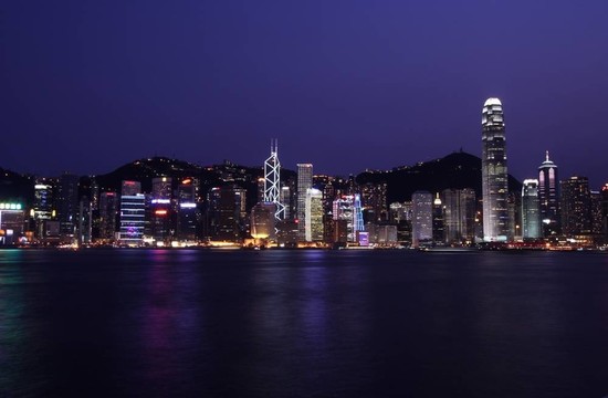 香港的天際線在夜間