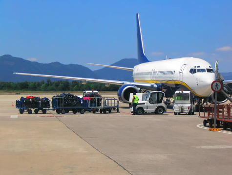飛機(jī)在機(jī)場(chǎng)