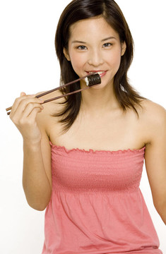 吃Sushi Roll的女孩