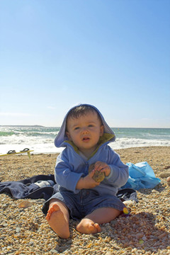 在海灘上的嬰兒