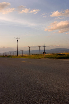 路與電桿的田野