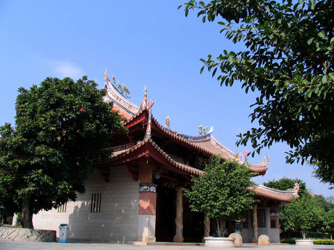 天空下的塔