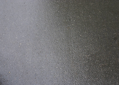雨后紋理的平原瀝青