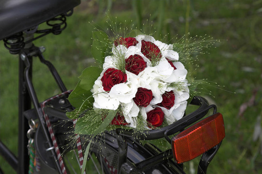 在自行車上的婚禮花束
