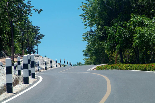 山上蜿蜒的道路
