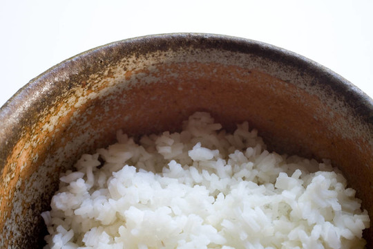 股票照片的陶瓷碗與White Rice在白色背景