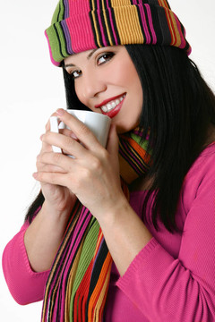 一個(gè)冬天風(fēng)格的女人拿著一個(gè)咖啡杯