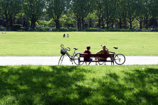 騎自行車的人在公園情侶