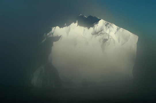 南極冰山在晨霧