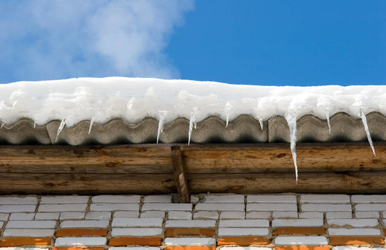白雪覆蓋的屋頂?shù)谋? style=