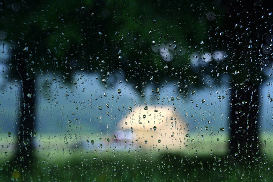 玻璃窗上的雨滴