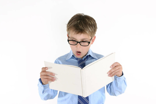 孩子讀一本書