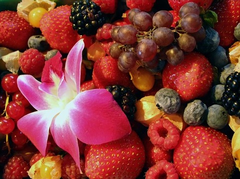 在農(nóng)貿(mào)市場的漿果和花卉