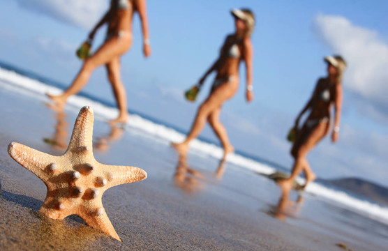 走在Beach的女人