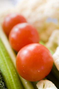 健康的小吃：花椰菜；花椰菜；西紅柿；芹菜