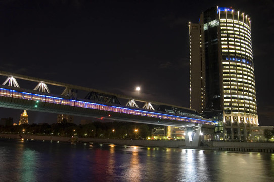 莫斯科商業(yè)中心；河上大橋；夜景