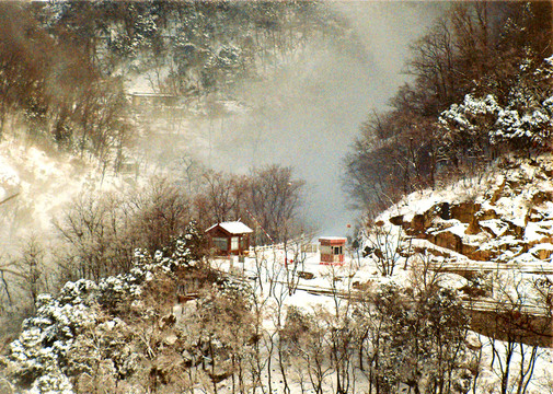 雪山云霧中