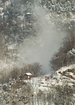雪山云霧山谷