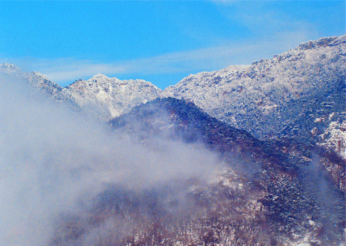 茫茫云霧雪山