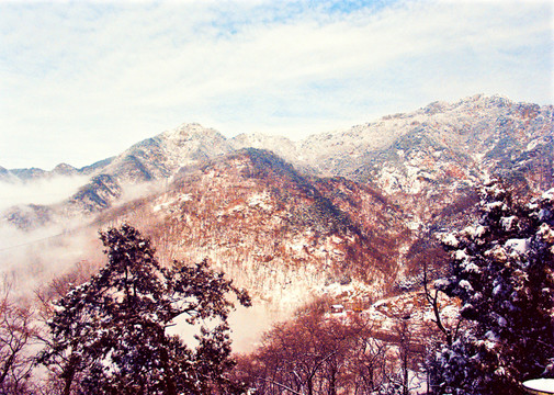 雪山云霧