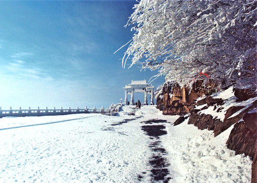 雪山霧凇石牌坊