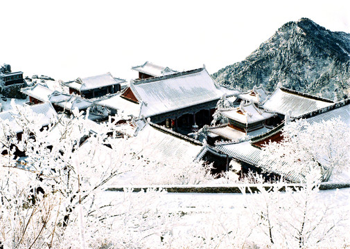 白雪山中廟宇