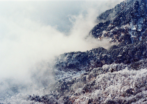 云霧雪山
