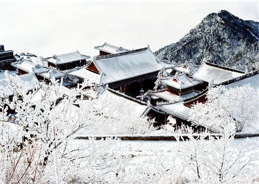 冰雪山巔廟宇群