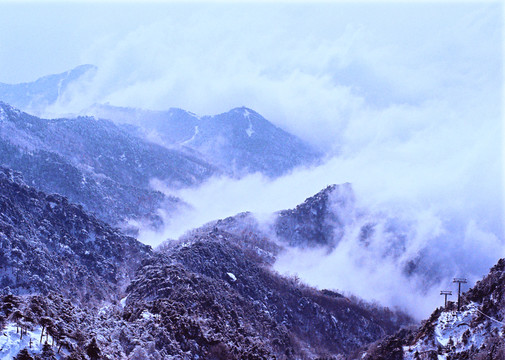 雪山云霧