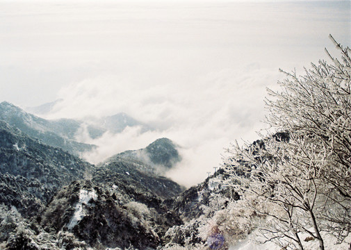 雪山云霧