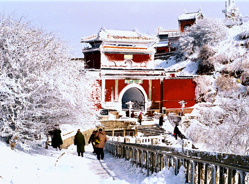 大雪山門